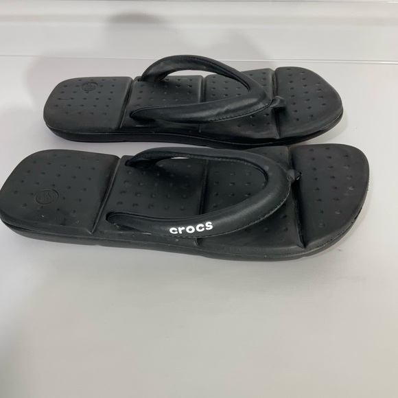 Crocs Women’s Black Flip Flops Padded Footbeds & In Between Toe Straps Size 6. - Picture 8 of 11